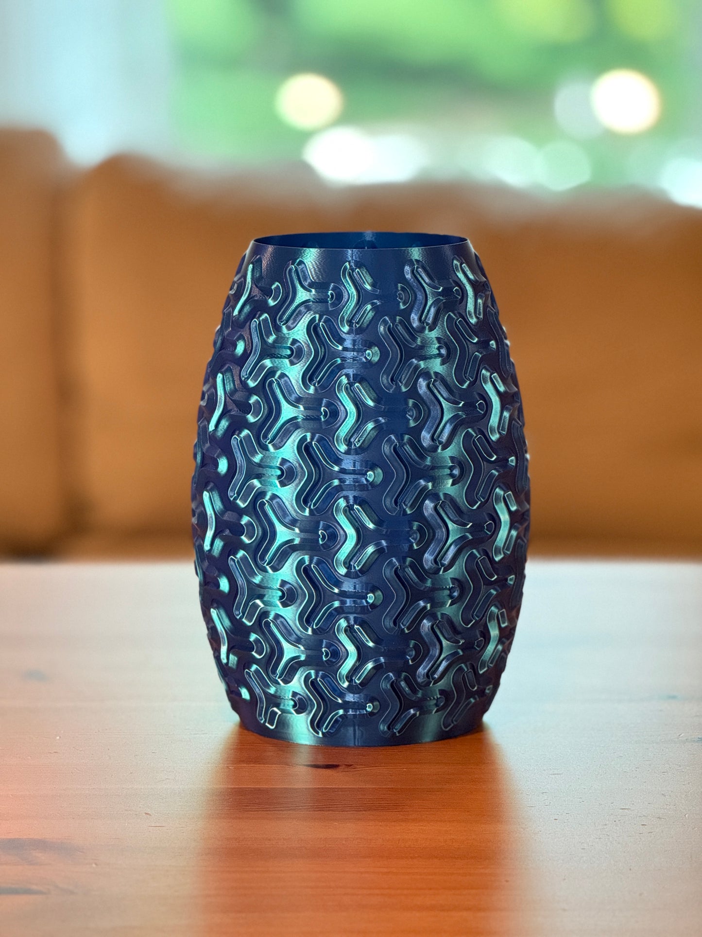 Sculptural Tryfoil vase featuring clean lines and a contemporary 3D-printed form.